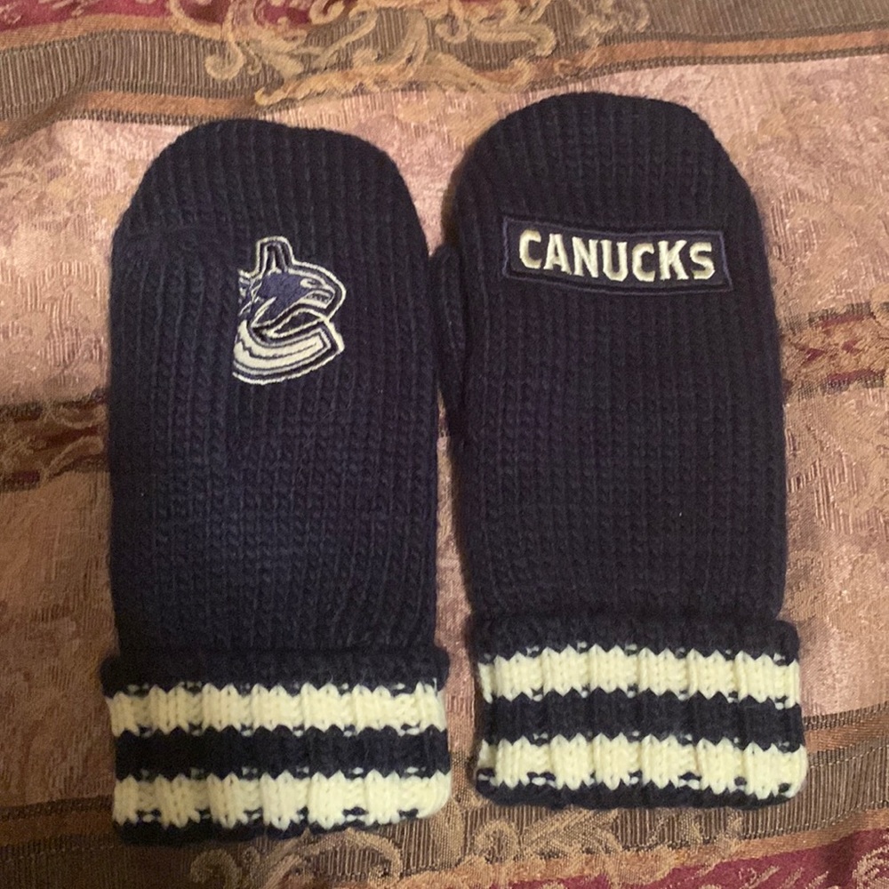 NWOT Knitted Canucks Mittens